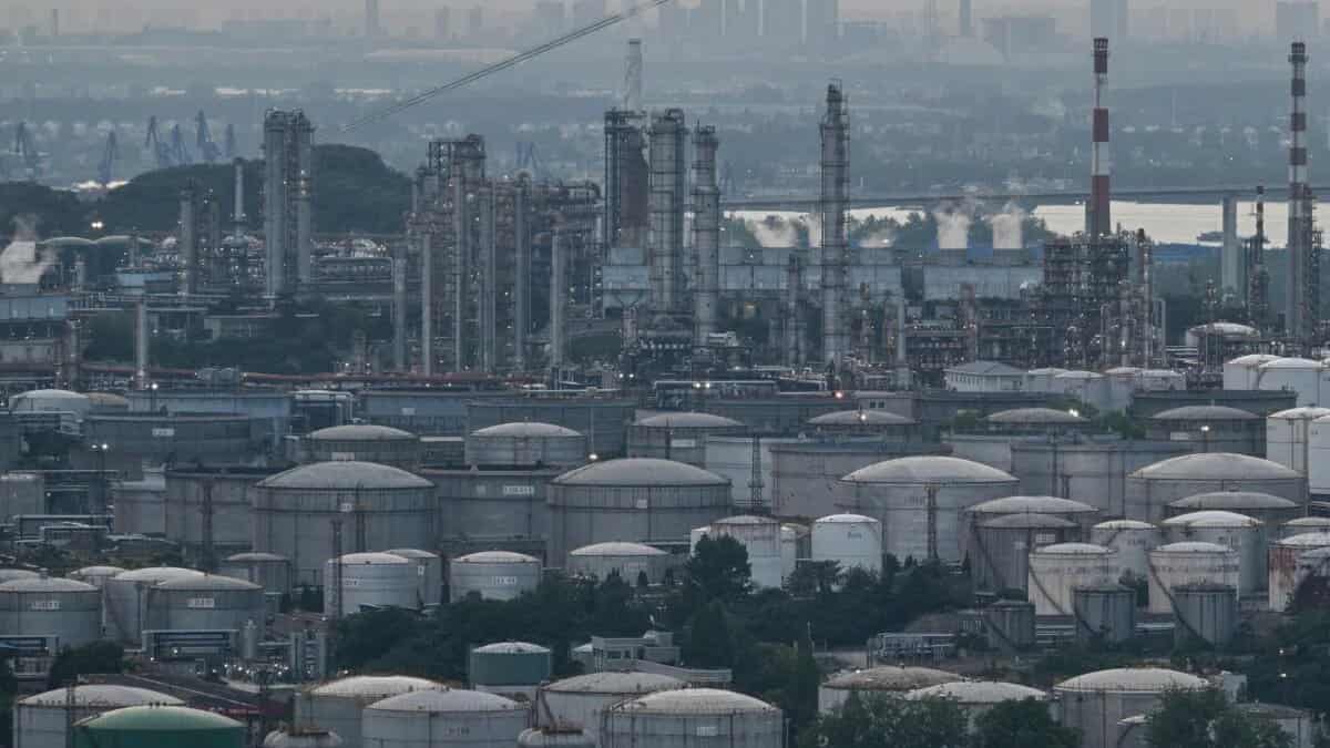 China oil imports plunge 40% to decade low, capping energy prices