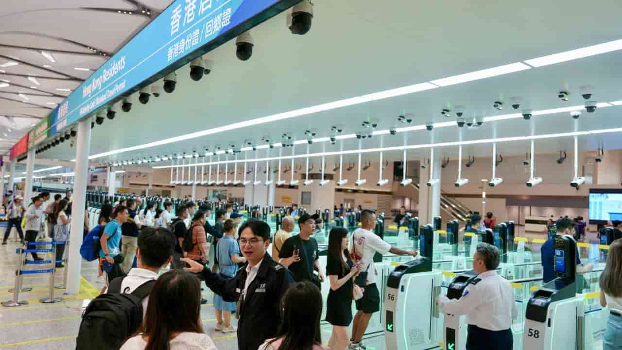 Hong Kong's Huanggang crossing overwhelmed by holiday crowds