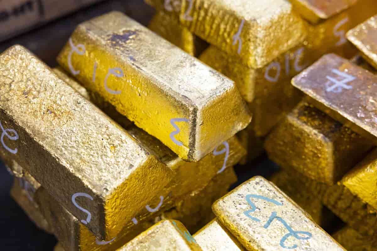 Gold Rises Toward $4,500 on Treasury Debt Buyback