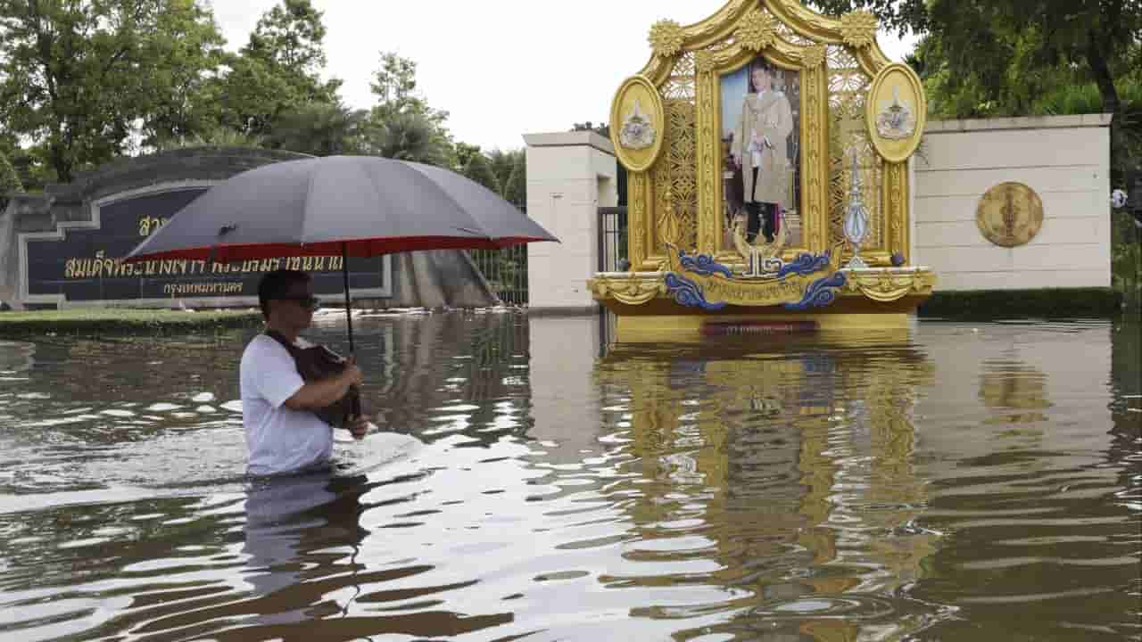 Deadly floods cripple Thai economy, strain Bangkok ahead of IMF meeting