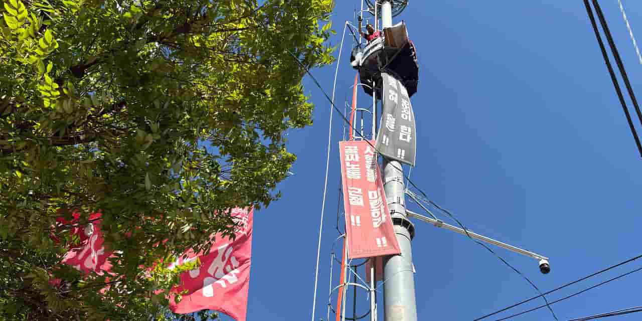 Atop a tower, a taxi driver exposes South Korea's wage divide