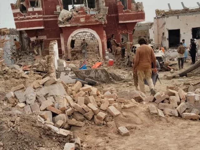 Suicide bombing in Pakistan kills 15, including 12 soldiers, army says
