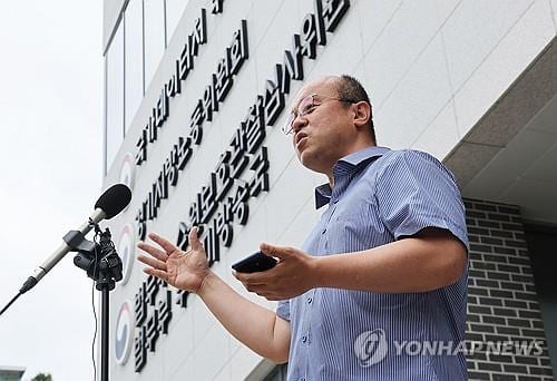 Shareholders file complaints against labor minister, Samsung, SK hynix CEOs
