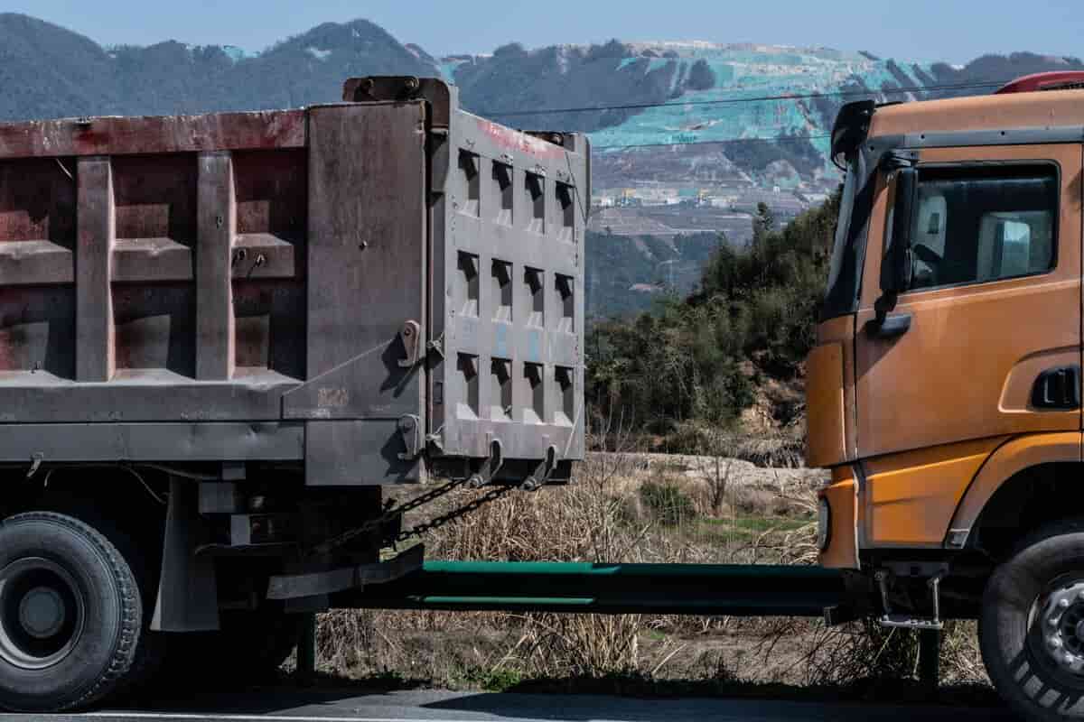 Lithium Futures Drop 9% in China Amid Mine Restart Speculation