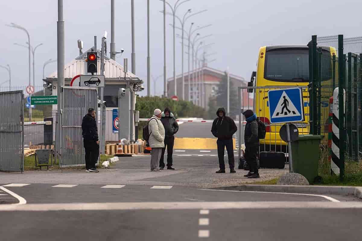 Russia restricts movement near Estonian border amid mobilization fears