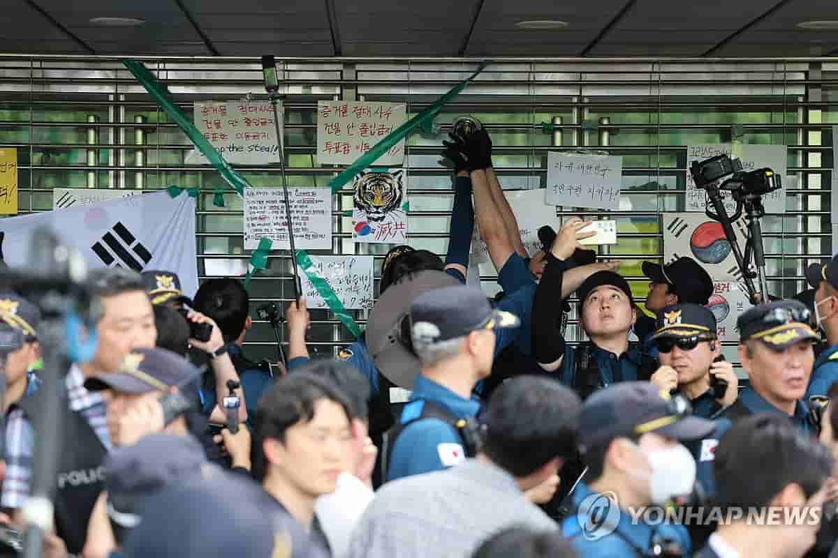 Parliamentary committee inspects vote counting site amid protests