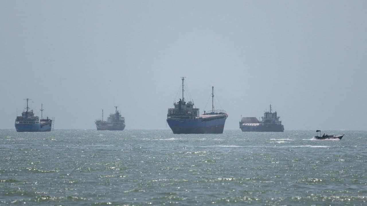 Tanker struck near Hormuz amid Iran-Oman deal talks