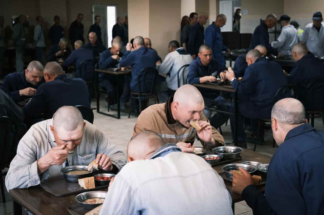 Reporter reflects on Russian POWs after visiting Ukraine camp