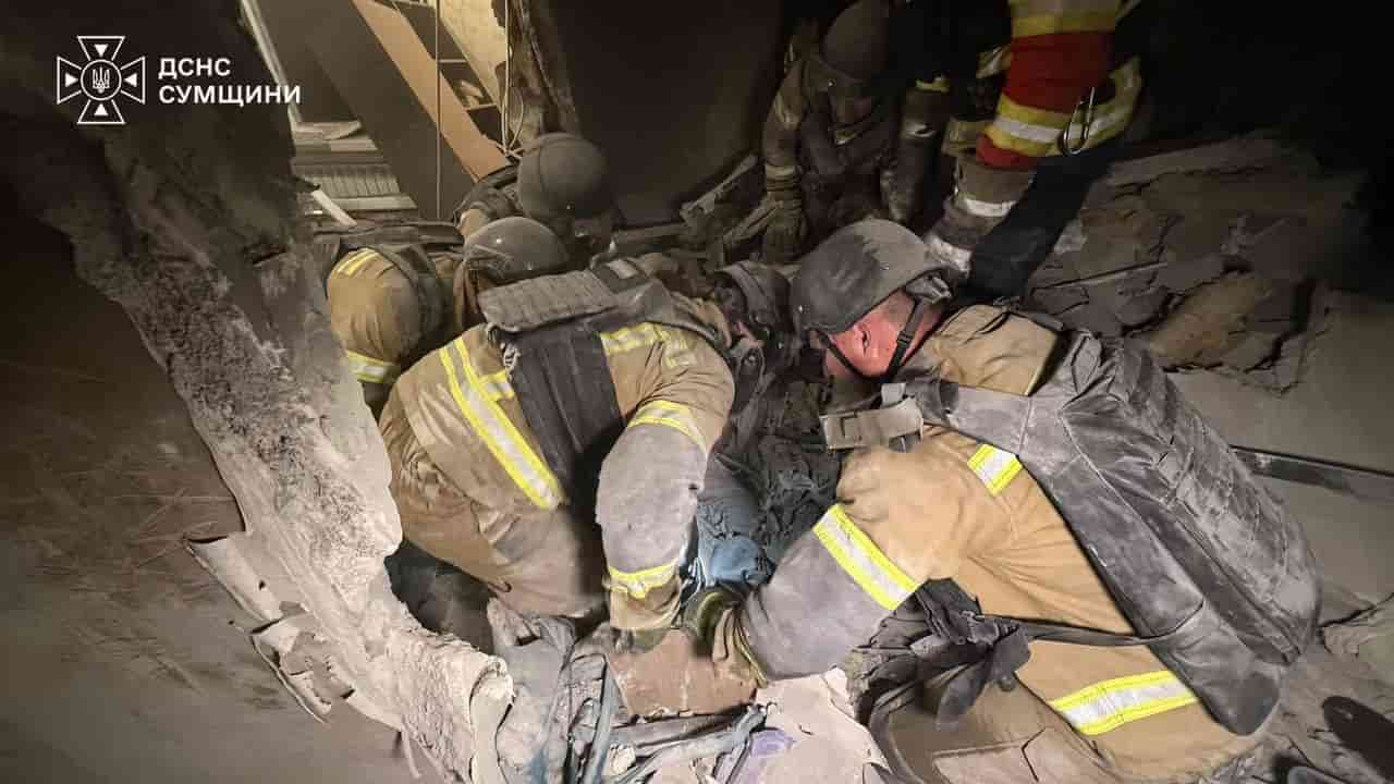 Russian glide bomb kills 2, injures 7 in Sumy apartment building