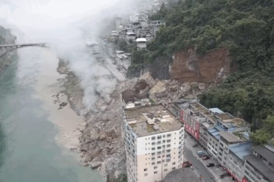 Chinese rescuers use explosives to clear boulders trapping landslide victims