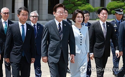 President Lee arrives in Frankfurt to meet Korean community