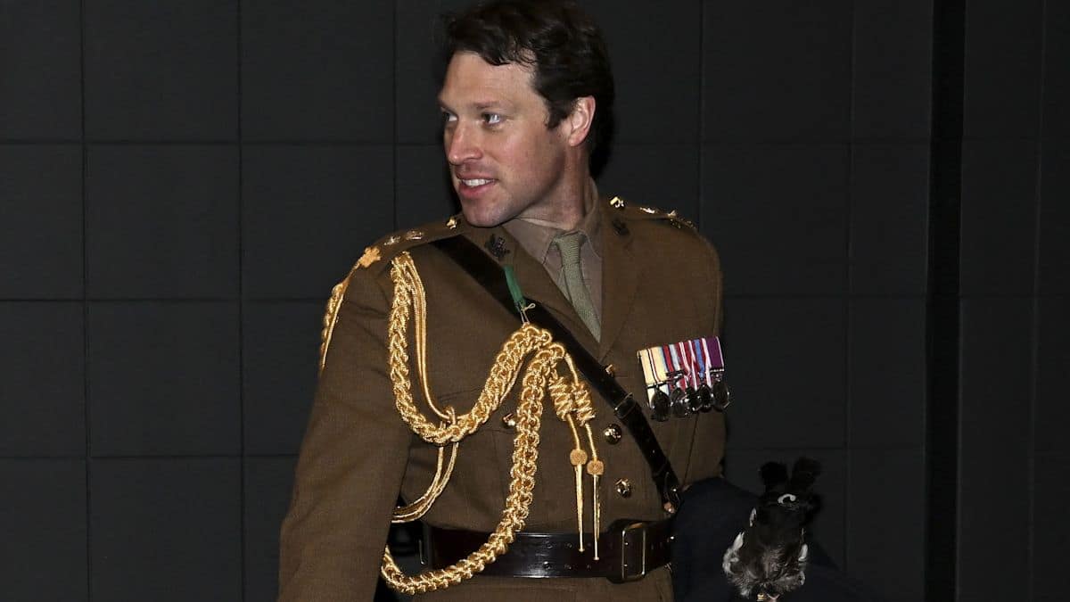 King and Queen's senior equerry to leave royal role