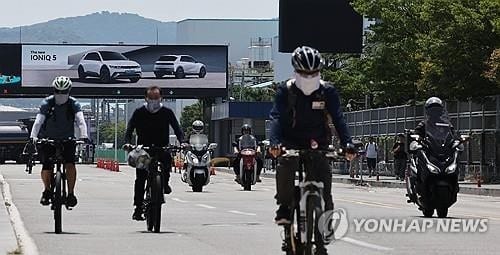 Hyundai Motor workers stage full-scale strike over wage disputes