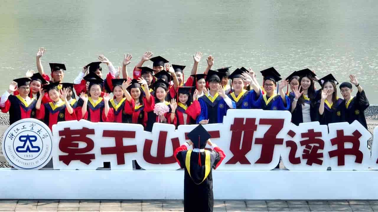 Tech Giants Compete for AI Researchers Years Before Graduation