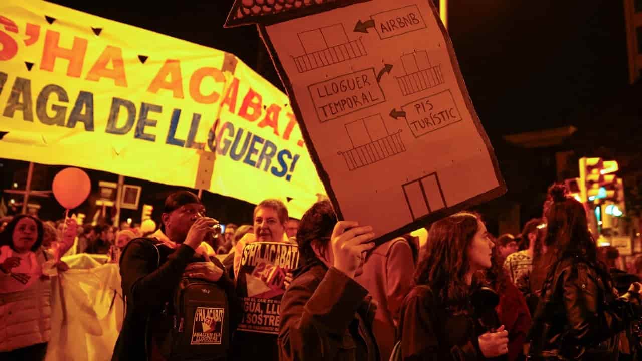 EU plans new rules to curb short-term rental market