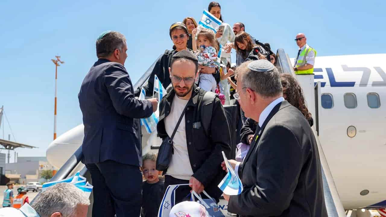 UK-born consultant aided 6,000 Jews moving to Israel, some to settlements