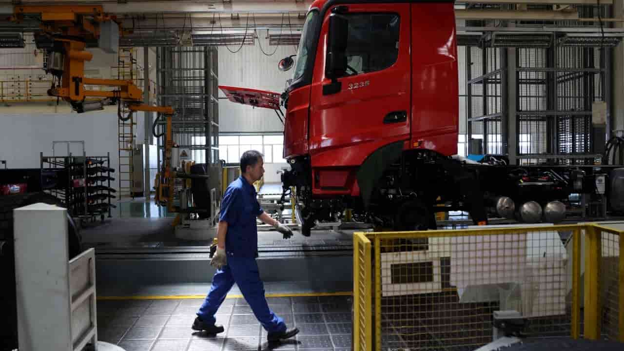 China Factories Contract as Chipmaker CXMT Surges on Debut