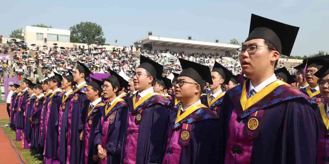 China's PhD graduates increasingly choose high school teaching jobs