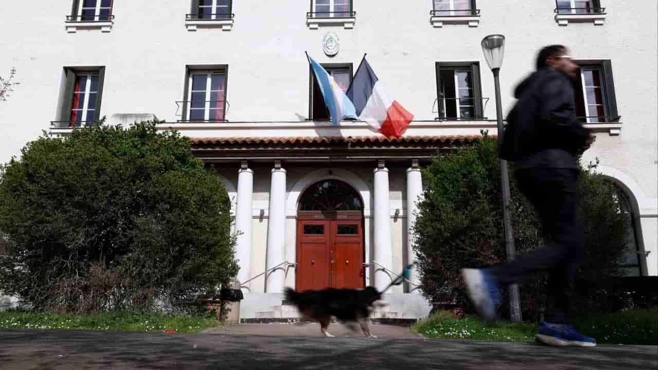 Students criticize 'mini-dictatorship' at Argentina-run Paris residence