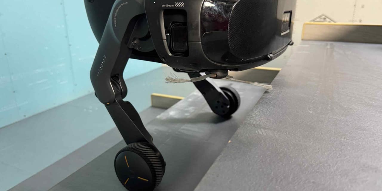 Chinese cleaning robots capture 70% global market share via innovation