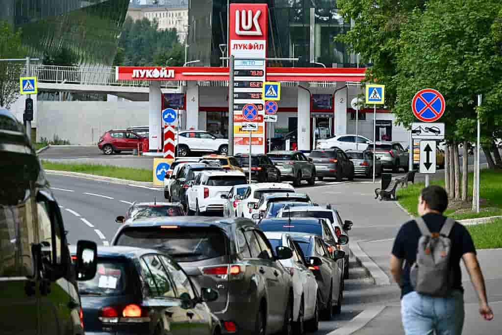 Russia allows lower-grade gasoline production amid fuel shortage