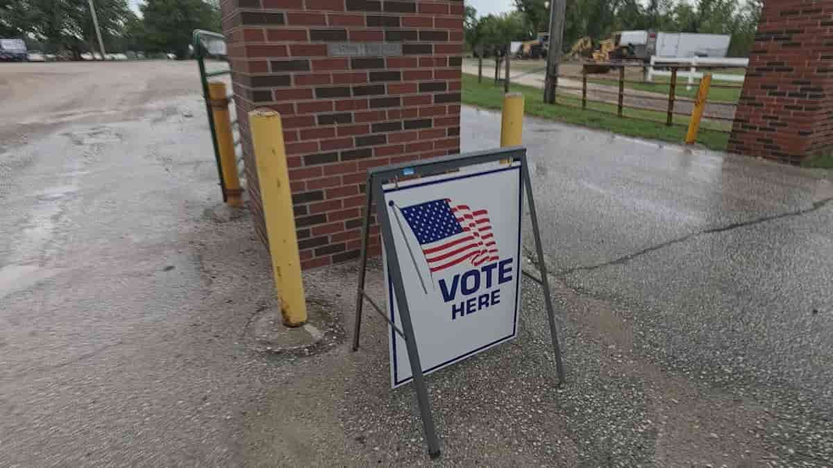 Iowa Senate rivals pitch independence from parties