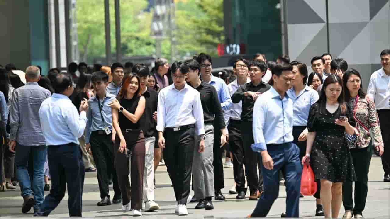Singapore entry-level jobs decline despite salary increases