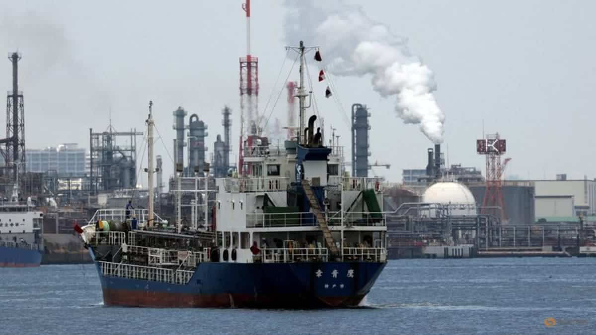 Oil prices climb for second session on Middle East supply concerns