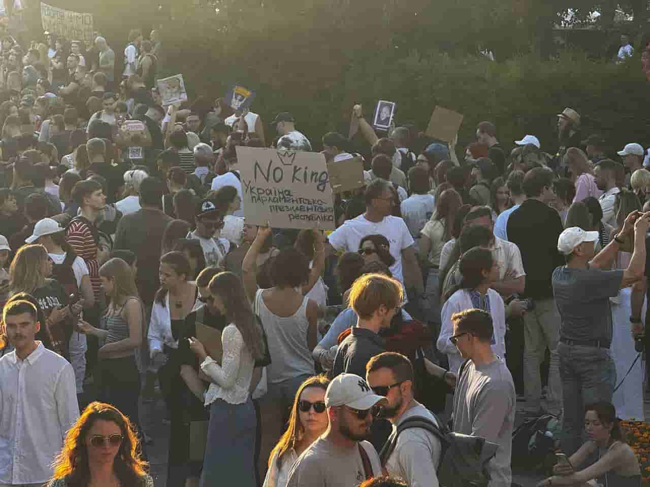 Thousands march in Kyiv demanding reinstatement of former Defense Minister