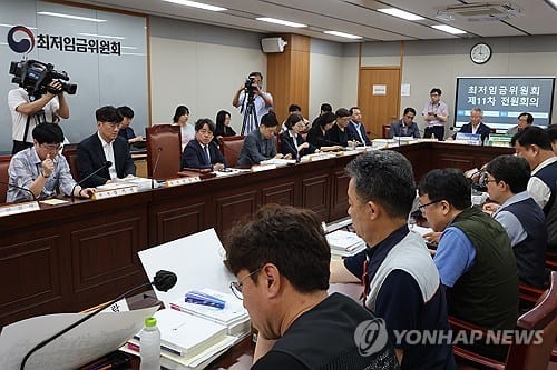 Labor side proposes 11,700 won minimum wage for next year