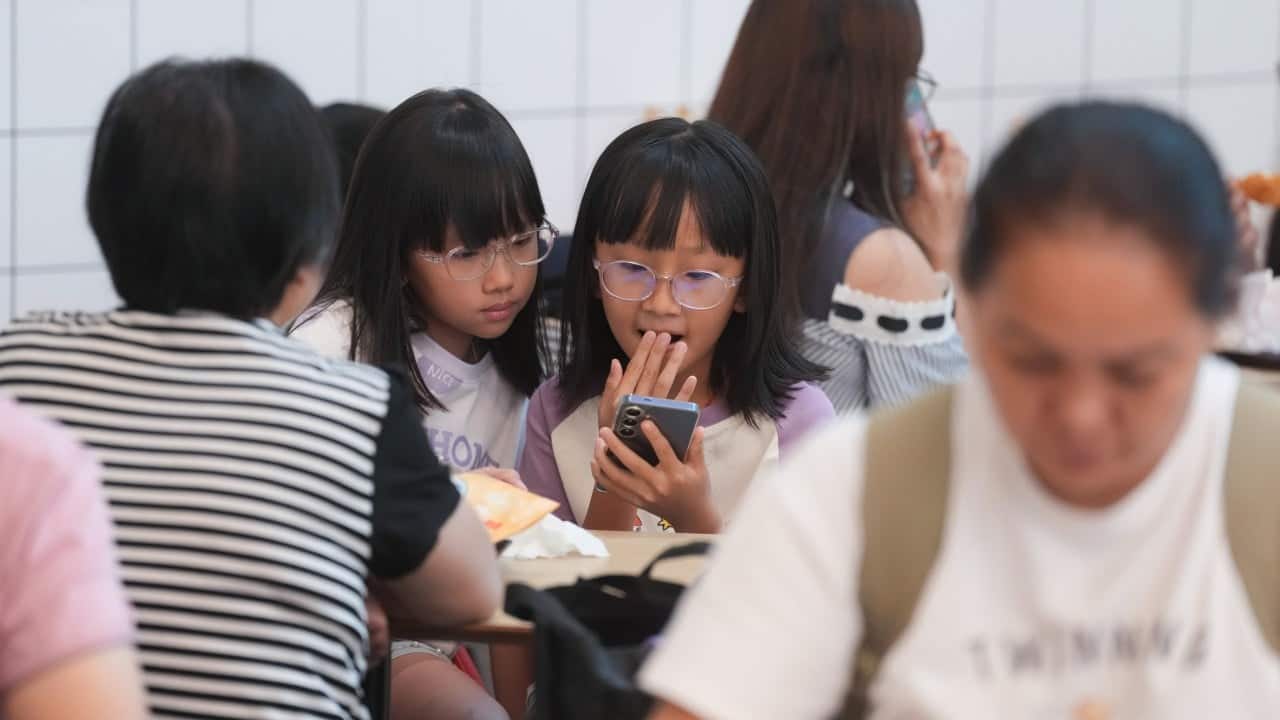 Hong Kong urged to ban under-16s from social media