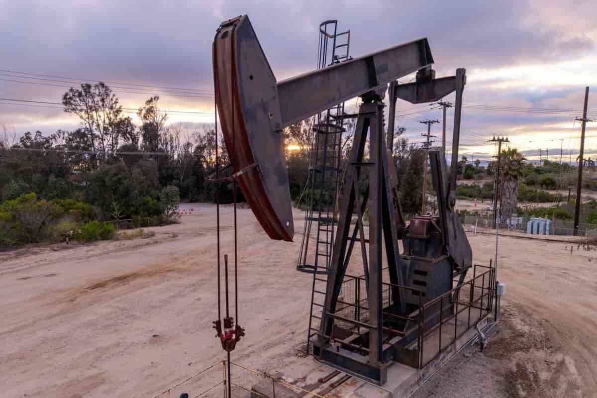 Oil Holds Four-Day Advance as Trump Tightens Iran Sanctions