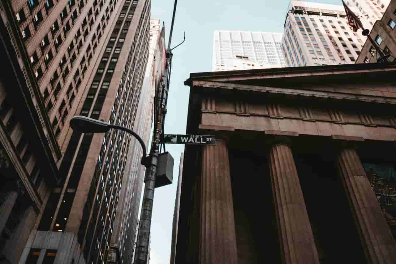 Bitcoin ETFs, Private Credit Face Redemptions Amid Rising Market Risks