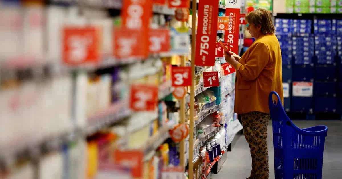 Euro zone consumer confidence falls to -17.9 in October