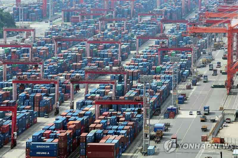 South Korea Exports Surge 54% in Early July Driven by Chip Shipments
