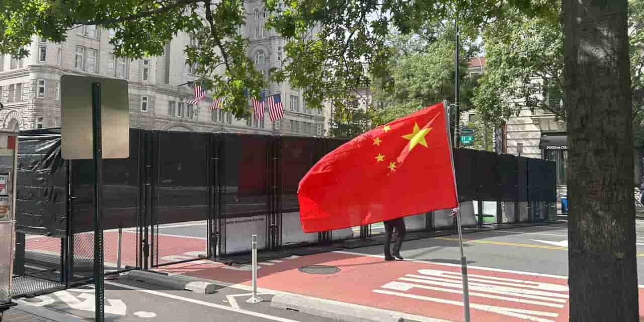 Xi arrives in Washington, Trump greets him at airport