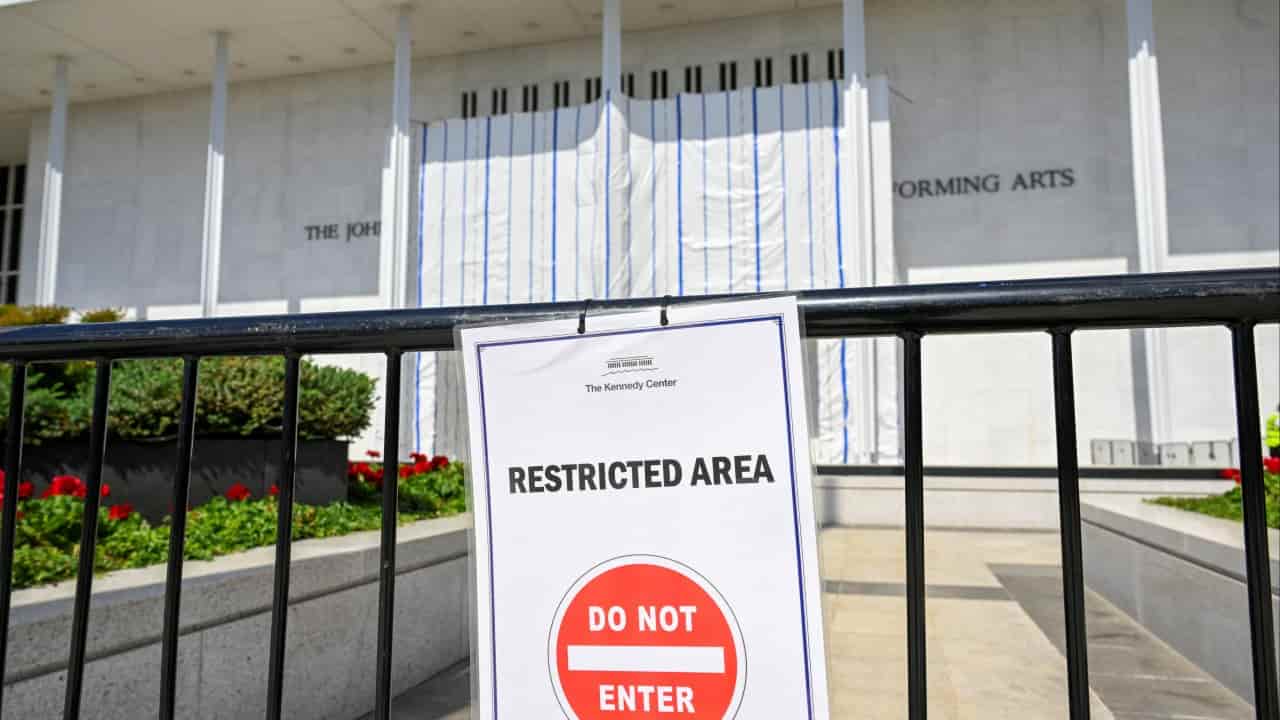Judge orders Trump administration to explain tarp on Kennedy Center
