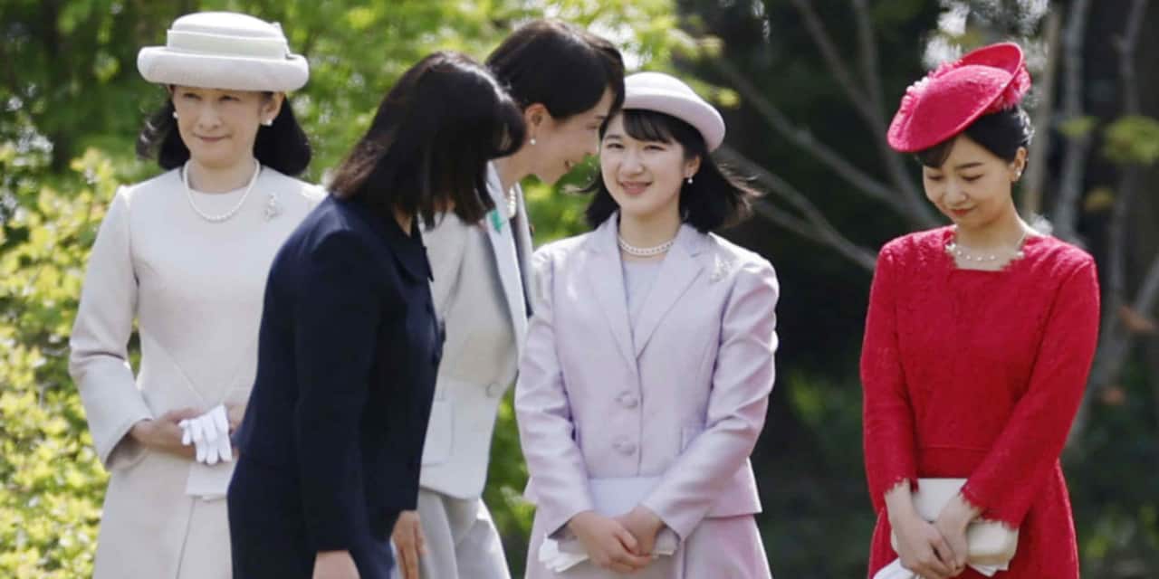 Support for female emperors in Japan hits 84% in Nikkei poll