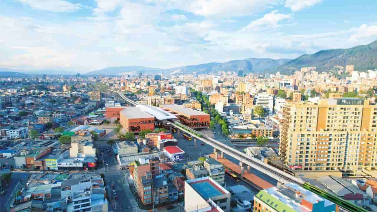 Chinese executive filmed taking cash on Colombia metro