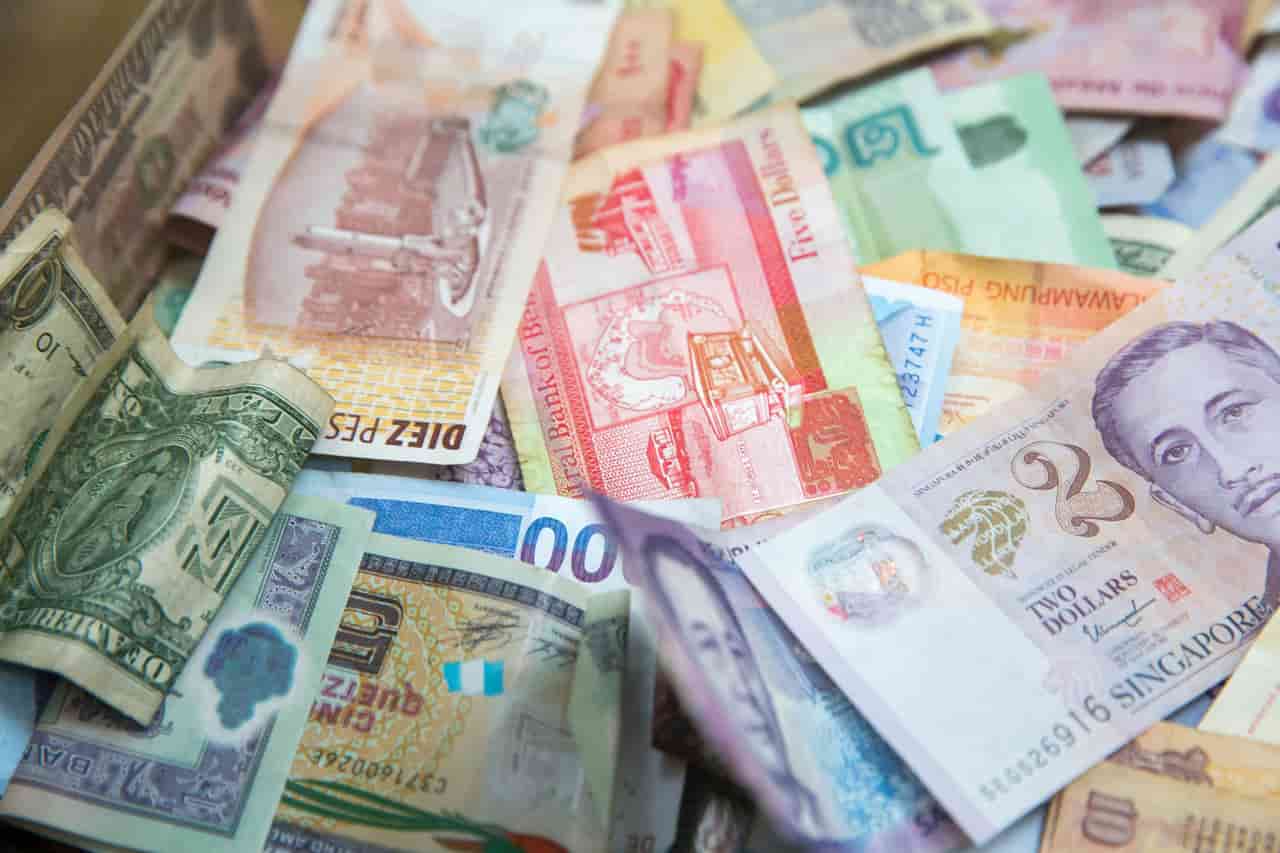 Yen Surges on Intervention Fears, Outpacing Bitcoin Gains