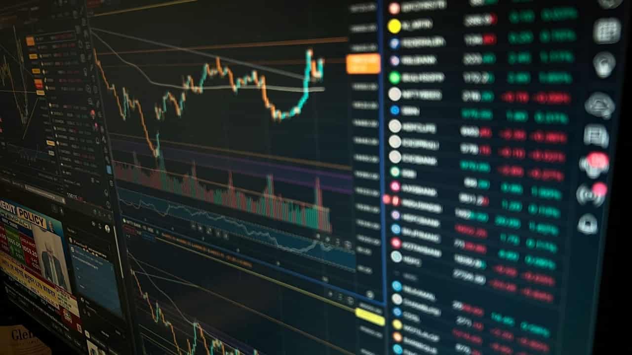 US spot Bitcoin ETFs see $1B inflows, strongest week since April