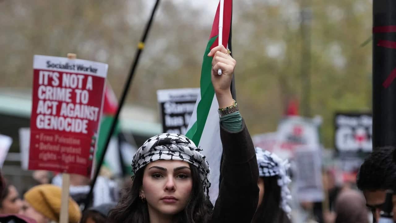 Miliband announces UK sanctions on Israeli settlements
