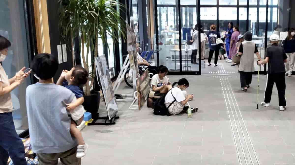 People trapped in Japan shopping centre after earthquake