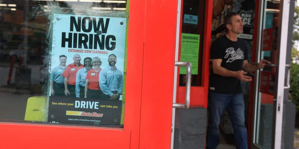 Retail holiday hiring expected to be lowest in nearly 20 years
