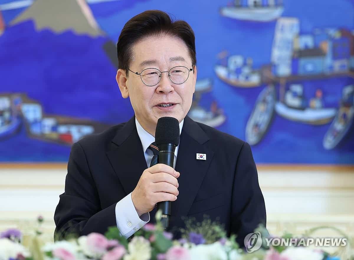 President Lee vows fair, transparent society in meeting with civic groups