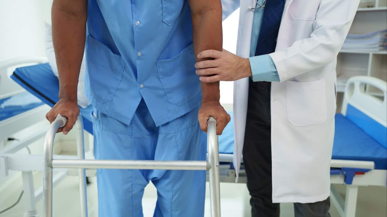 Chinese doctors enable double-thigh amputee to walk with advanced prosthetics