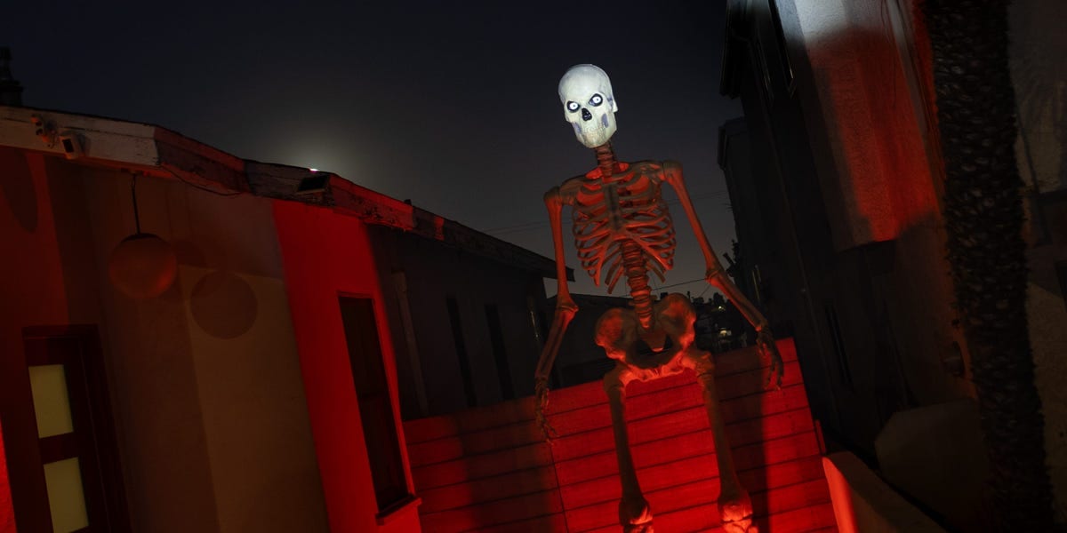 Americans' enthusiasm for giant Halloween skeletons continues