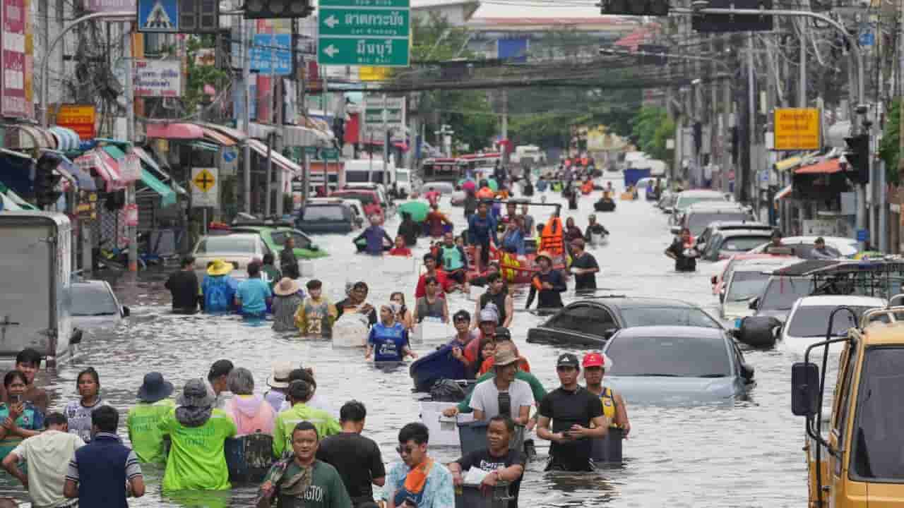 Bangkok floods: 40 dead as heavy rains paralyze Thai capital
