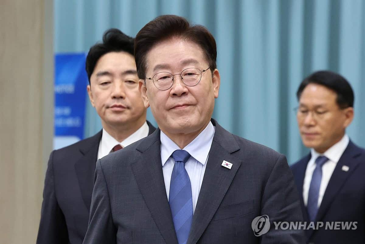 Lee's approval rating hits new low amid controversy over Cabinet reshuffle: poll