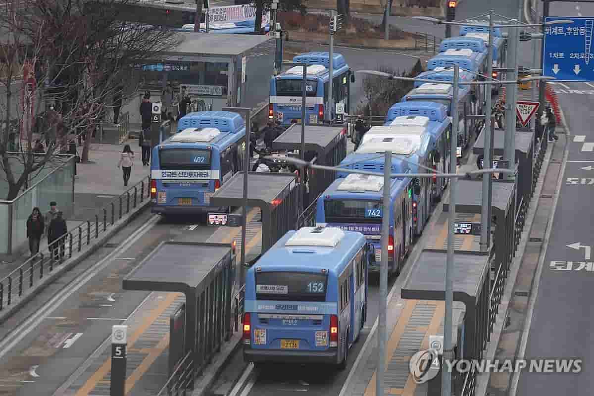 Seoul city council passes ordinance on free bus rides for people 70 and over
